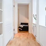 Sanders Tower - Cozy Two-bedroom In Charming