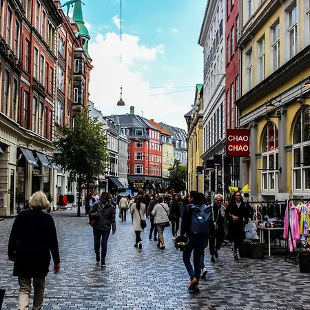 Sanders Tower - Cozy Two-bedroom In Charming