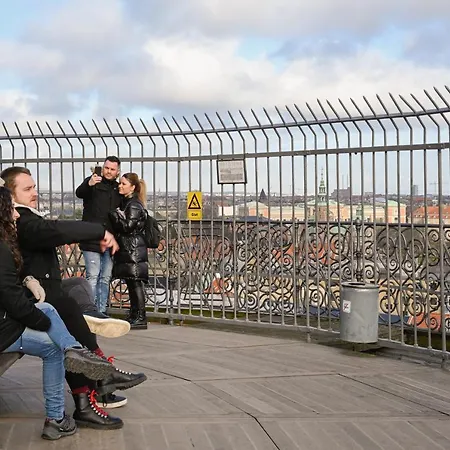 Sanders Tower - Cozy Two-bedroom In Charming