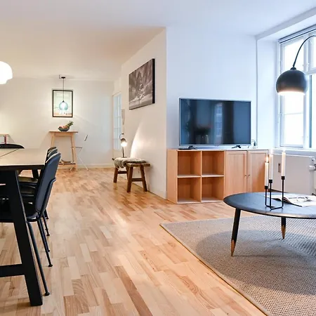 Sanders Tower - Cozy Two-bedroom In Charming Appartement