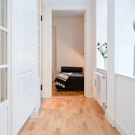 Sanders Tower - Cozy Two-bedroom In Charming