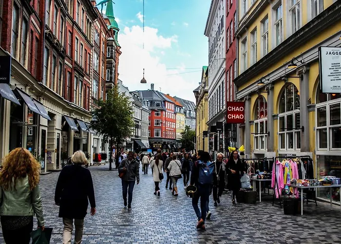 Sanders Tower - Cozy Two-bedroom In Charming