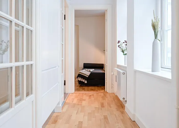 Sanders Tower - Cozy Two-bedroom In Charming