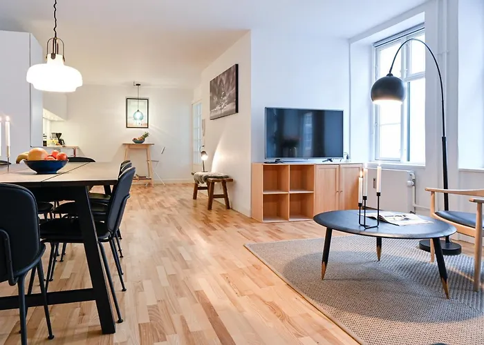 Sanders Tower - Cozy Two-bedroom In Charming Appartement